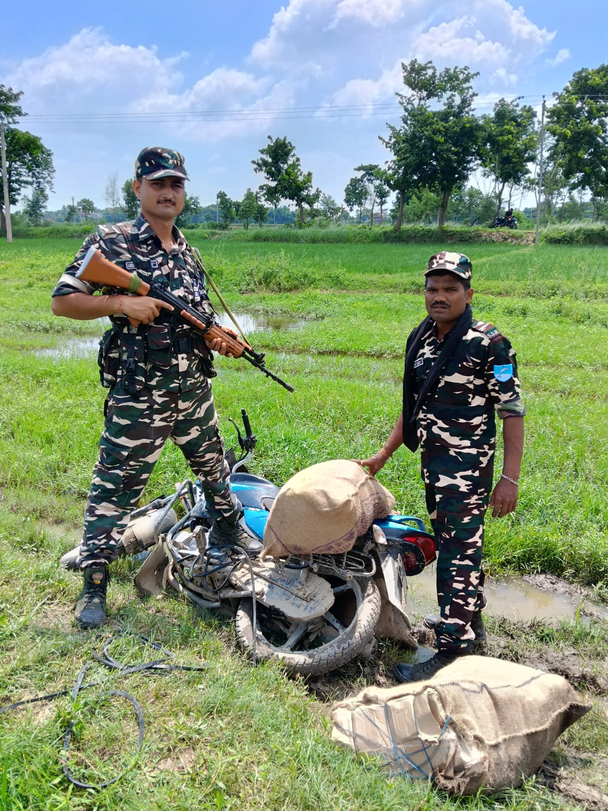 SSB 20वी बटालियन की बड़ी कार्रवाई: 420 बोतल नेपाली शराब व बाइक जब्त, तस्कर नेपाल फरार